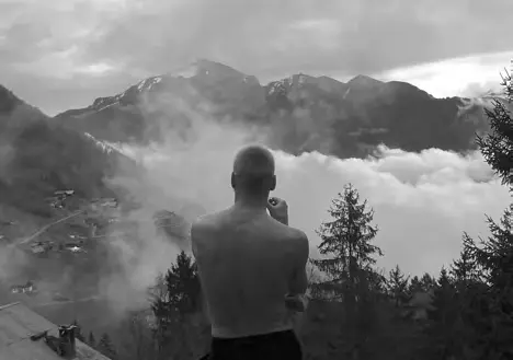 Piotr de dos face à la montagne