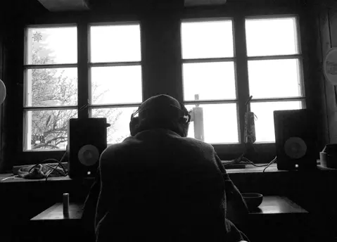 Piotr de dos en studio, face aux enceintes